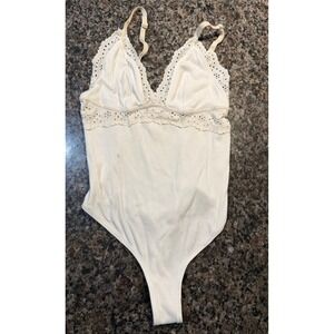 Colsie Women Cream Ribbed Eyelet Lace Trim Bodysuit Sleeveless V-Neck Small